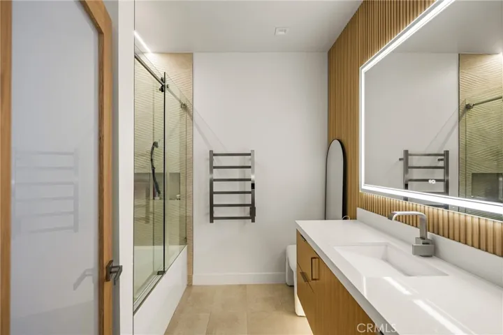Ensuite to guest bedroom