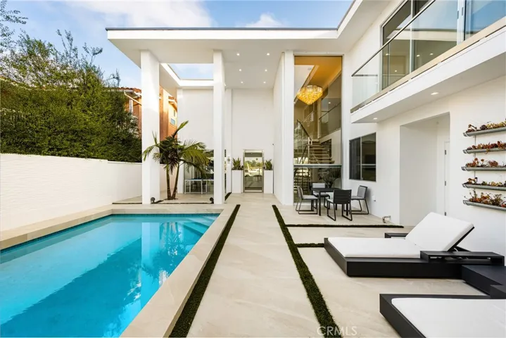 323 Morning Star Lane, Newport Beach, California 92660