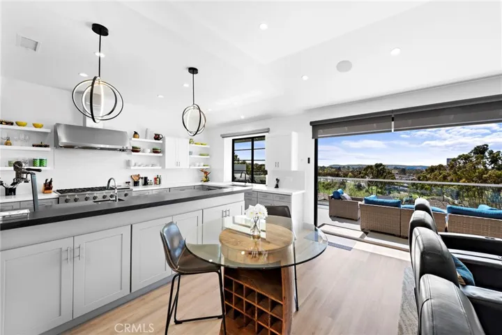 Desirable open-kitchen concept to enjoy the view and watching TV while cooking.
