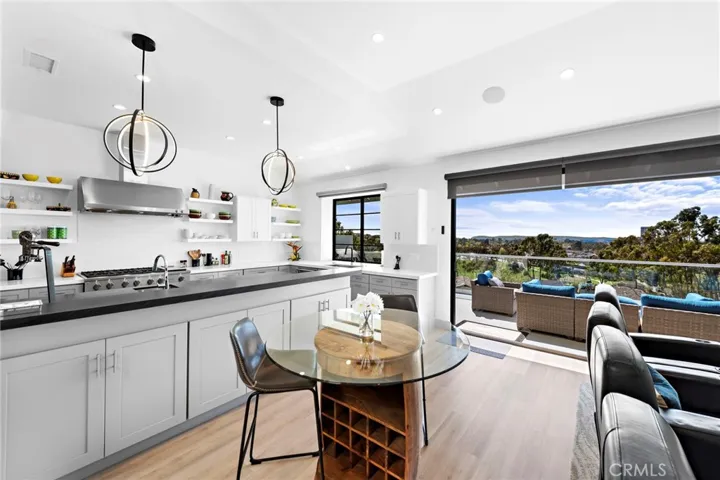 Desirable open-kitchen concept to enjoy the view and watching TV while cooking.