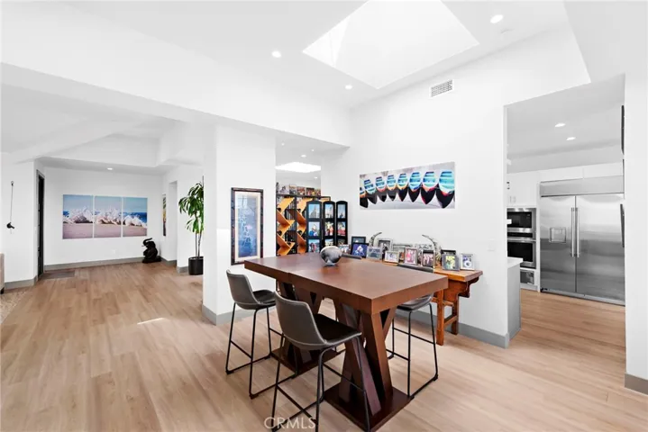 The bar area and table accommodates extra large gatherings and entertaining.