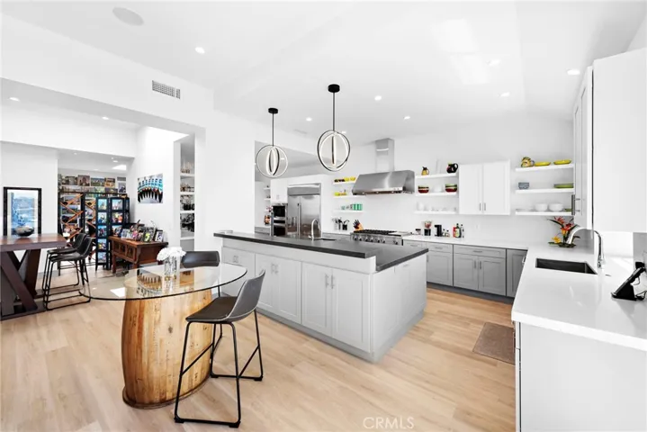 Desirable open-kitchen concept, volume ceiling and built-in speakers.
