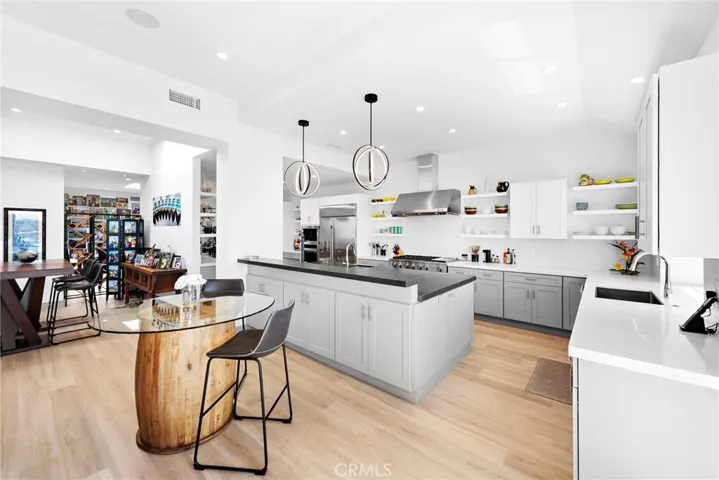 Desirable open-kitchen concept, volume ceiling and built-in speakers.