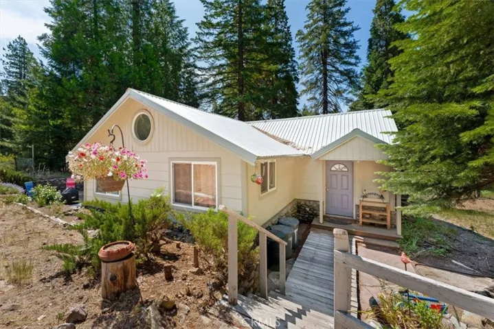 930 Davis Place Road, Mount Shasta, California 96067