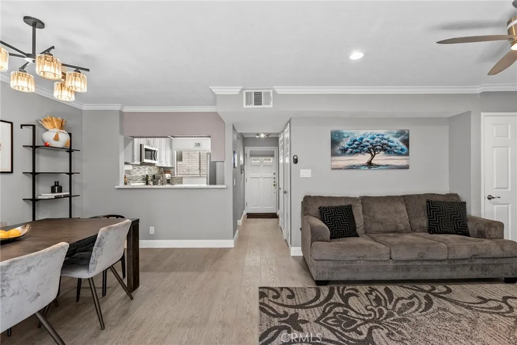 5230 Zelzah Avenue 3, Encino, California 91316 home-pic-11