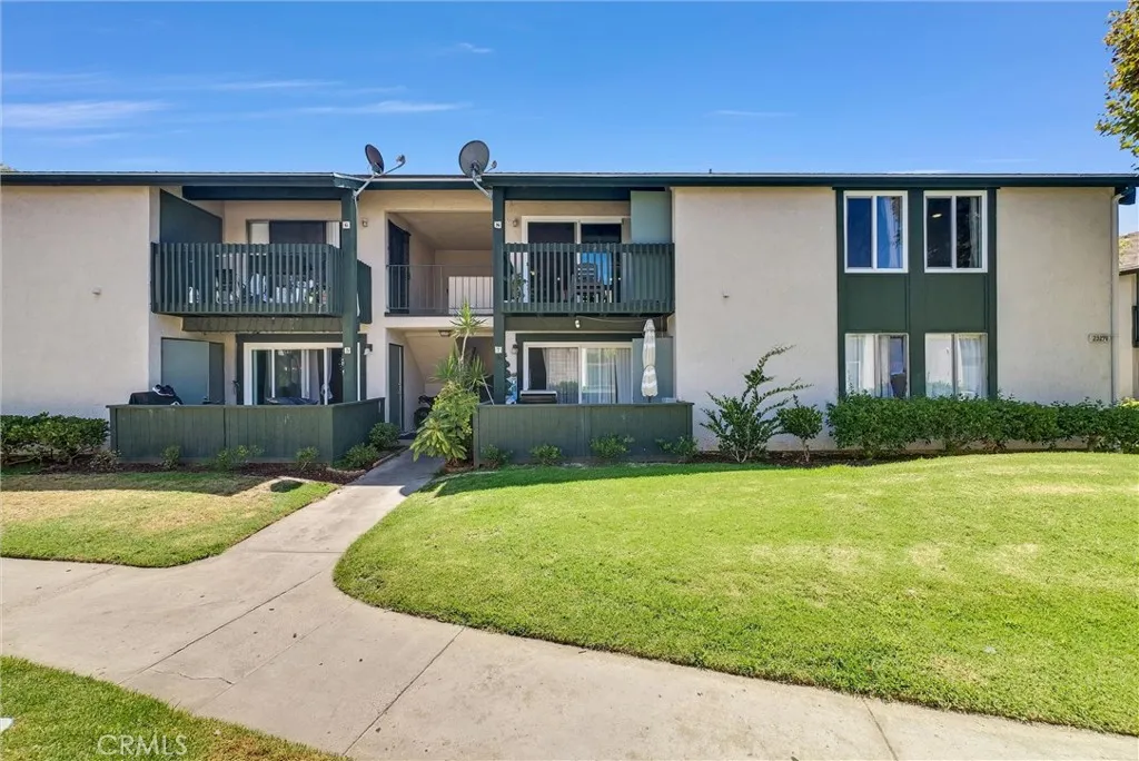 23276 Orange Avenue 8, Lake Forest, California 92630, 3 Bedrooms Bedrooms, ,2 BathroomsBathrooms,Residential,For Sale,Orange,AR25147952