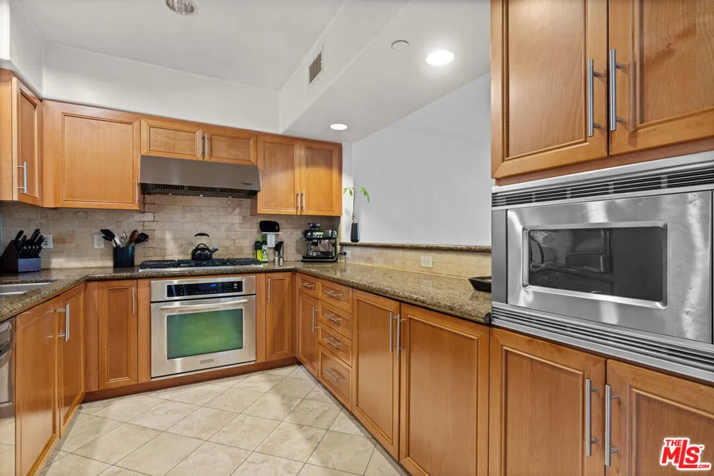 8238 W Manchester Avenue 204, Playa Del Rey, California 90293 home-pic-9