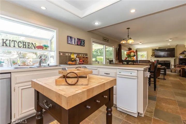 Open floor plan to the breakfast and family room.