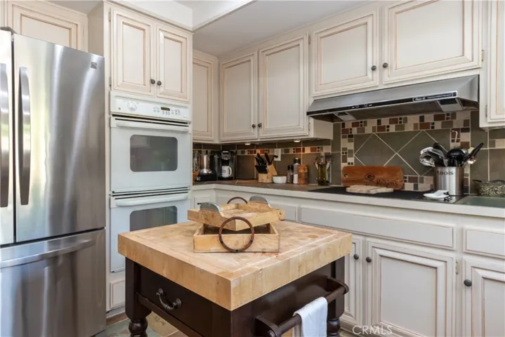 Double oven in the kitchen.