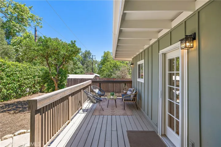 Spacious Back Deck Off Kitchen