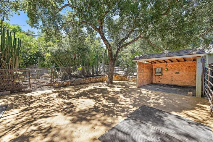 Horse Corral + Run-In Shed