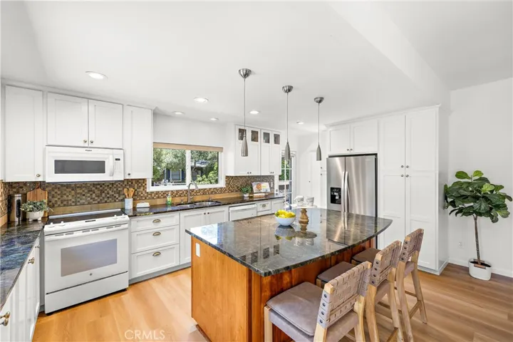 Kitchen w/ Breakfast Bar