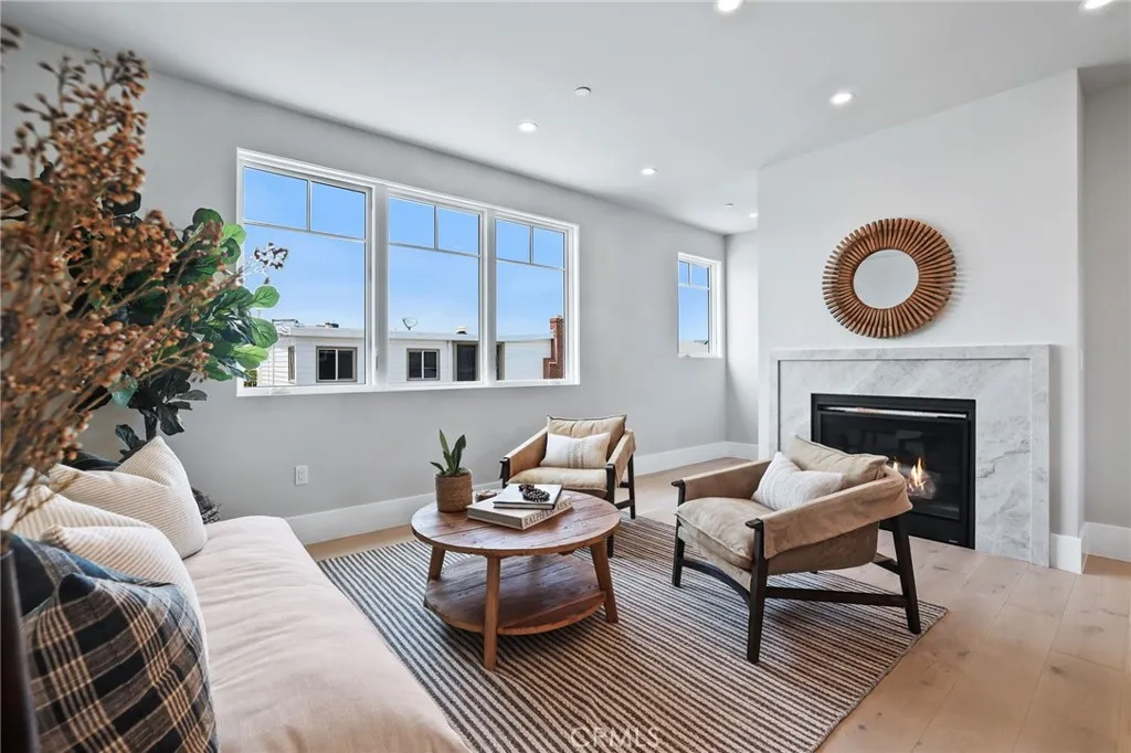 825 W Bay Avenue B, Newport Beach, California 92661 home-pic-1