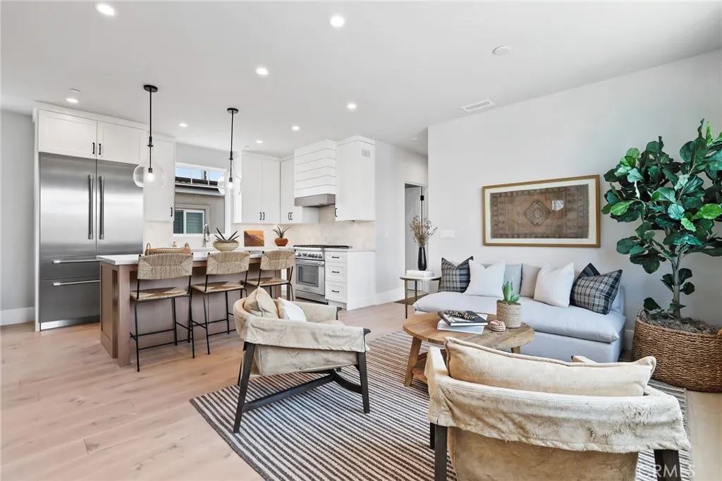 825 W Bay Avenue B, Newport Beach, California 92661 home-pic-2