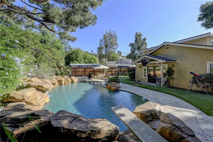 Yes, this is a diving board for this 9' deep pool. How fun!