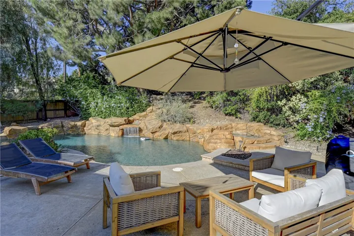 Plenty of seating area to entertain.