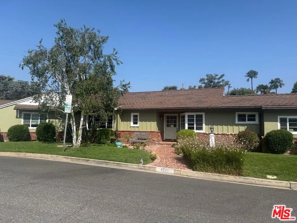 4221 W Toluca Lake Lane, Burbank, California 91505, 5 Bedrooms Bedrooms, ,4 BathroomsBathrooms,Residential Lease,For Rent,Toluca Lake,25559297