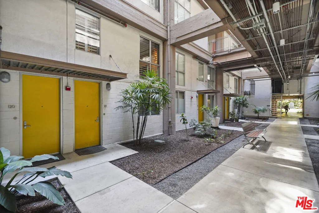 1130 S Flower Street 121, Los Angeles, California 90015 home-pic-32