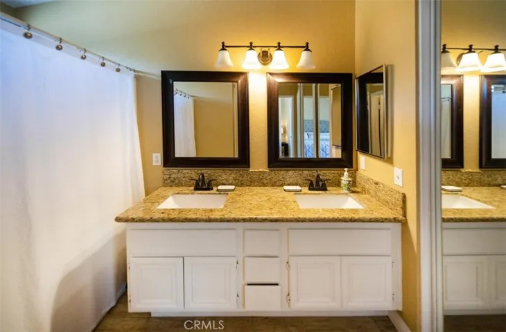 Primary bathroom with doble sinks and walk-in closet
