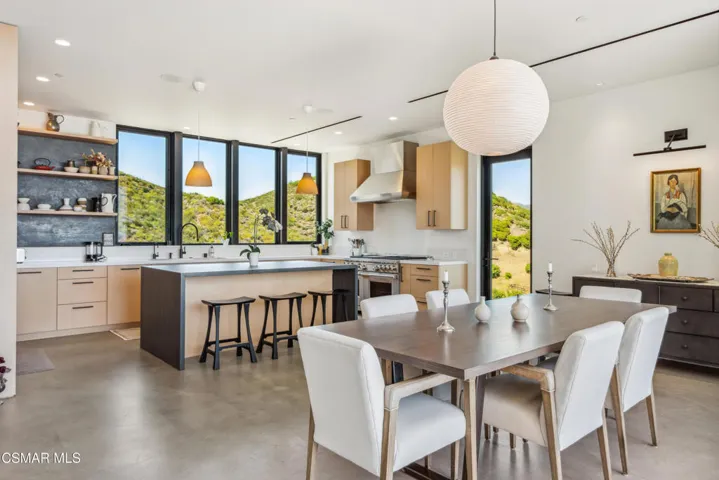 Daylight - Dining / KitchenArea
