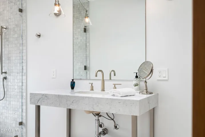 Daylight - Second Bedroom Bathroom