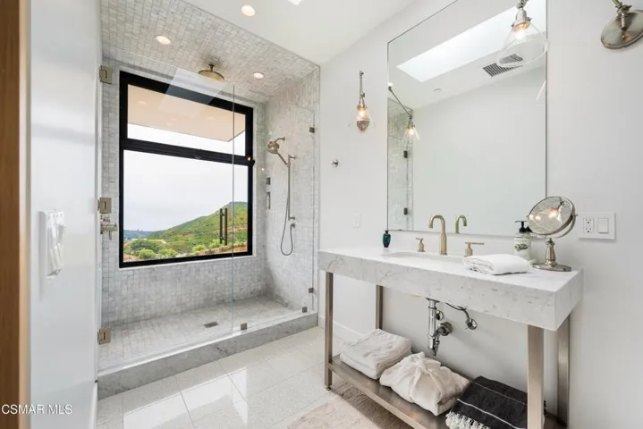 Daylight - Second Bedroom Bathroom