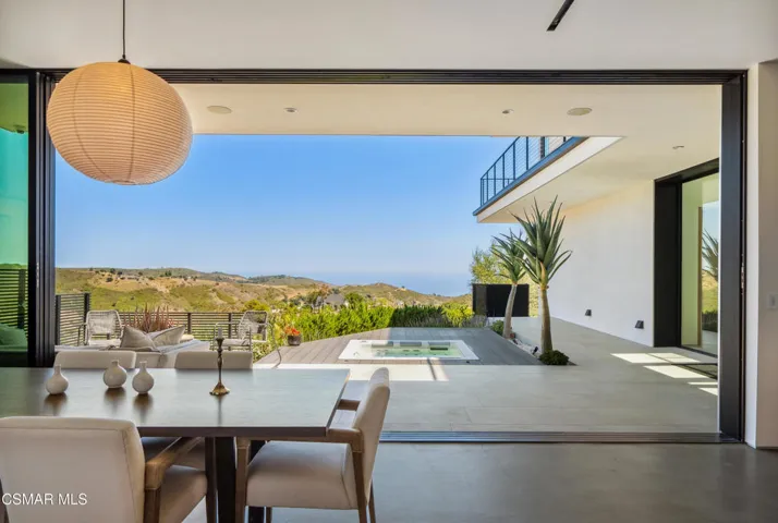Daylight - Dining Area