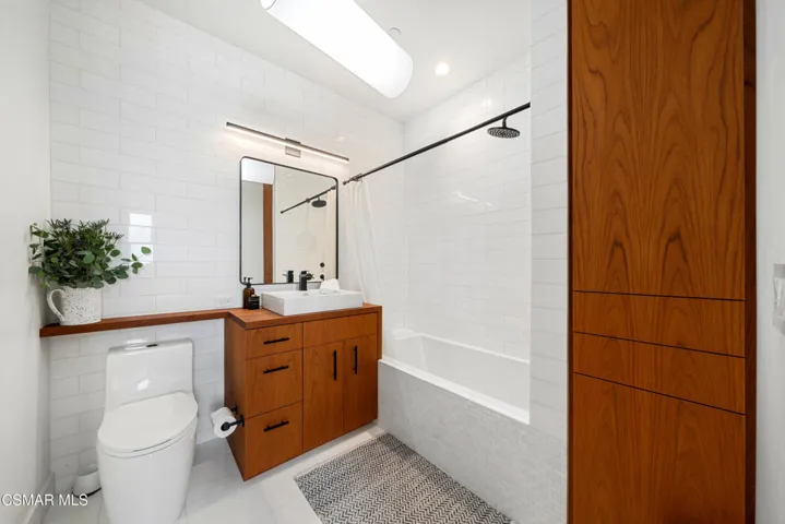 Daylight - Third Bedroom Bathroom
