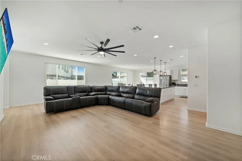 36300 Firelight Circle, Wildomar, California 92595 home-pic-9