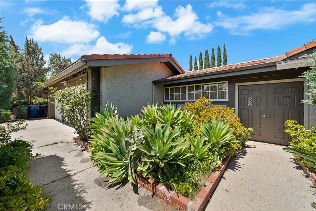 15574 Sorbonne Street, Rancho Cascades, California 91342 home-pic-2