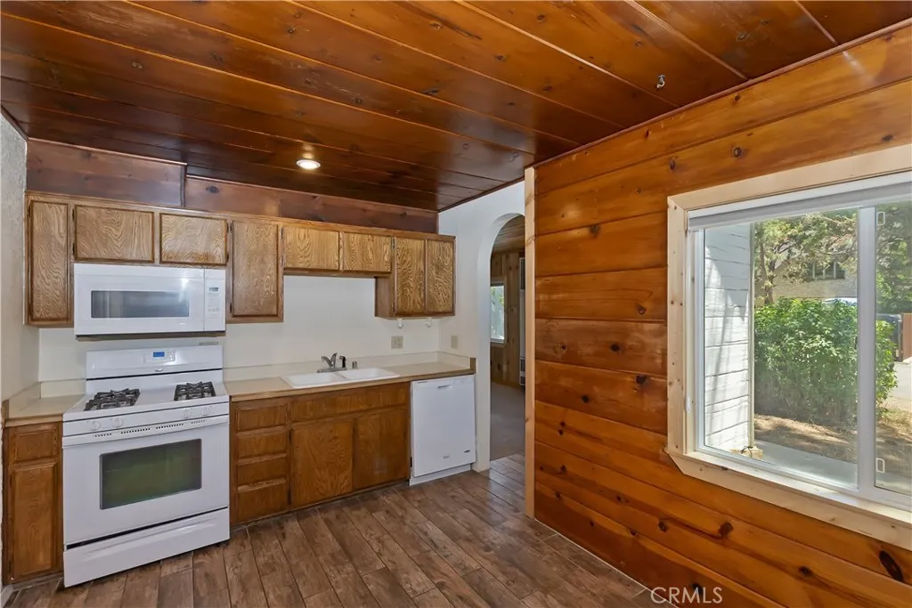 1109 Holden Avenue, Big Bear City, California 92314 home-pic-18