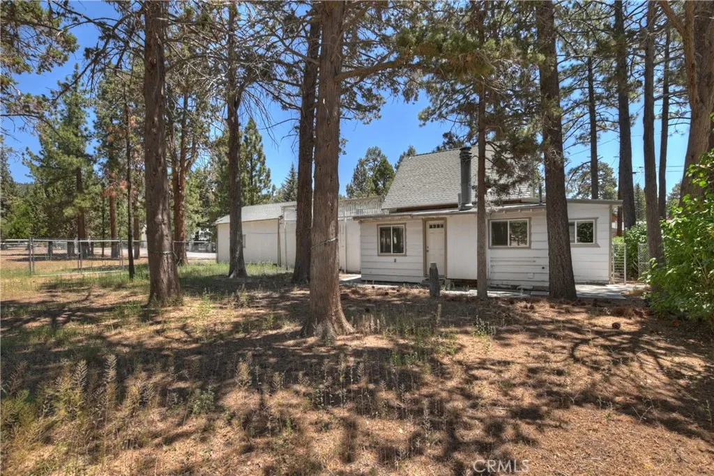 1109 Holden Avenue, Big Bear City, California 92314 home-pic-35