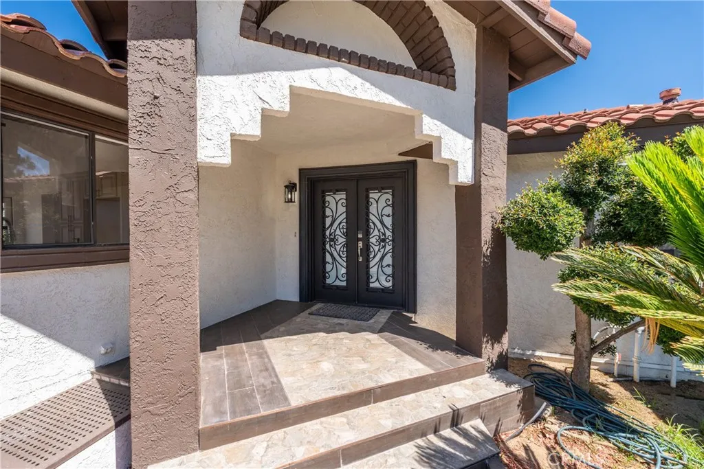 16066 Rancho Verde Circle, Riverside, California 92506 home-pic-2