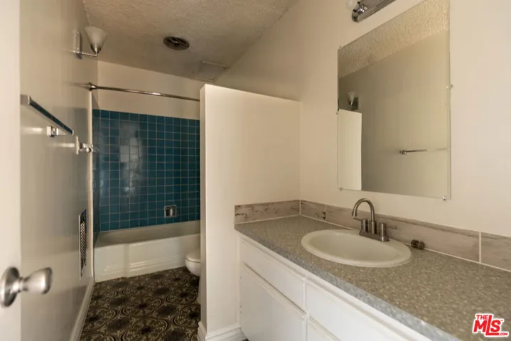 11131 Rose Avenue 5, Los Angeles, California 90034