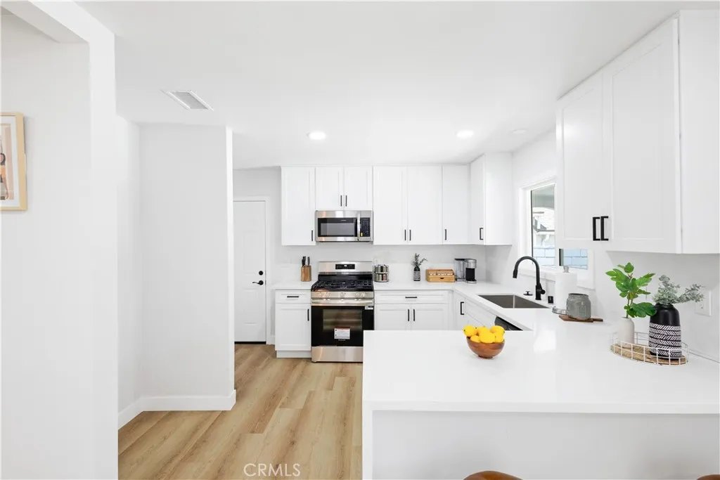 18746 Welby Way, Reseda, California 91335 home-pic-10