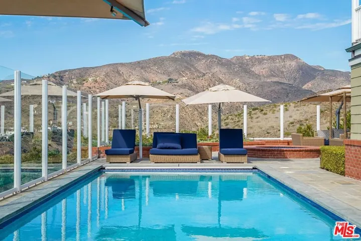 Large pool w/views
