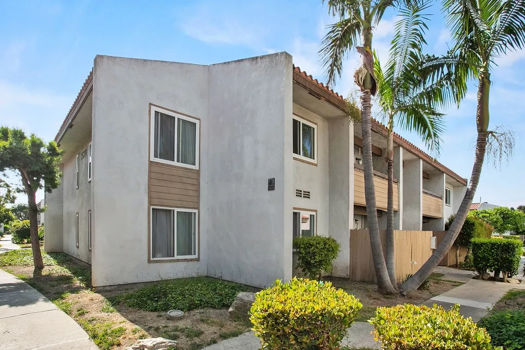 2521 W Sunflower Avenue R1, Santa Ana, California 92704, 2 Bedrooms Bedrooms, ,2 BathroomsBathrooms,Residential,For Sale,Sunflower,PW25149686