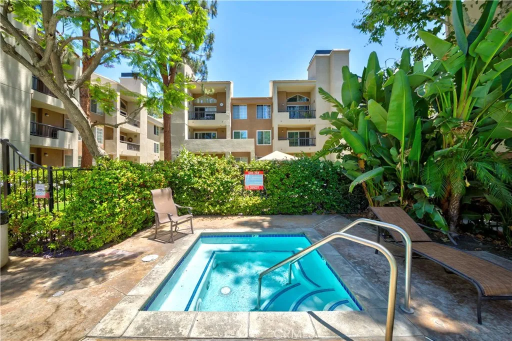 21450 Burbank Boulevard 211, Woodland Hills, California 91367 home-pic-20