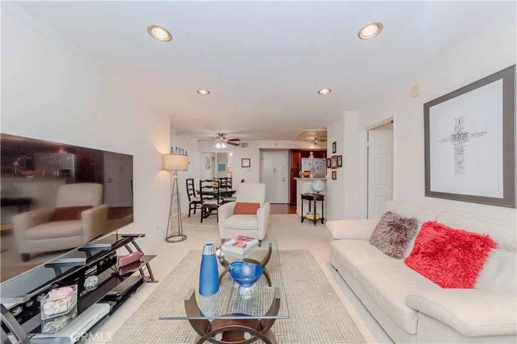 21450 Burbank Boulevard 211, Woodland Hills, California 91367 home-pic-3