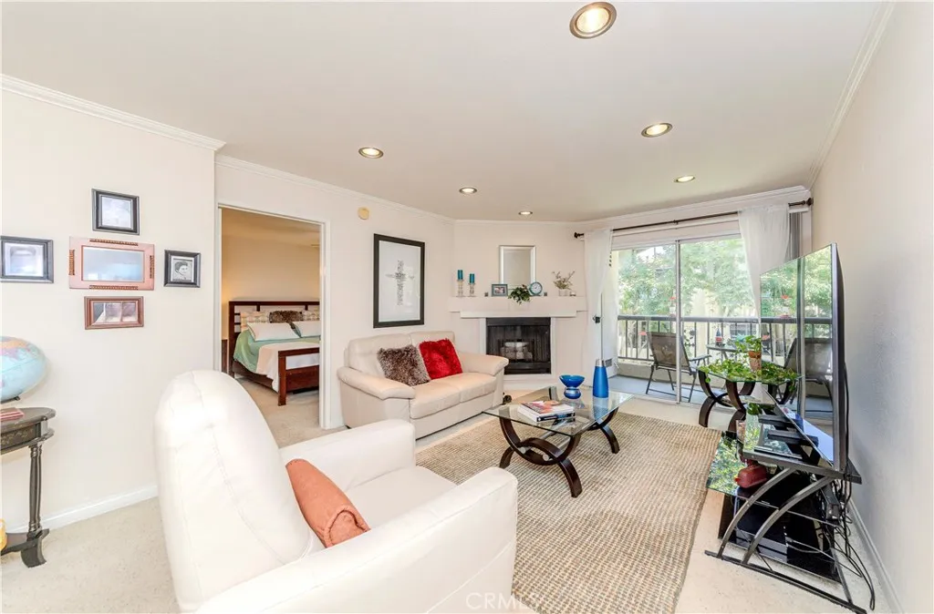 21450 Burbank Boulevard 211, Woodland Hills, California 91367 home-pic-2
