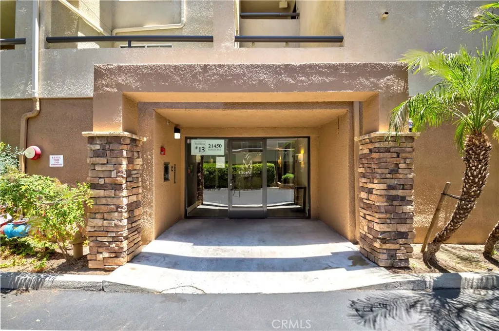 21450 Burbank Boulevard 211, Woodland Hills, California 91367 home-pic-0