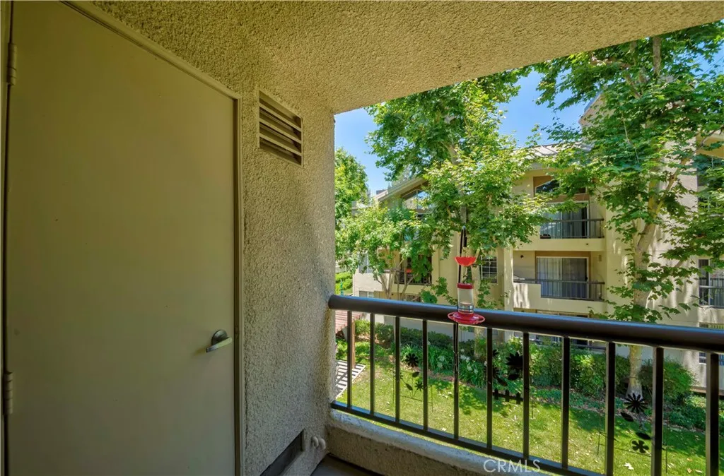 21450 Burbank Boulevard 211, Woodland Hills, California 91367 home-pic-17