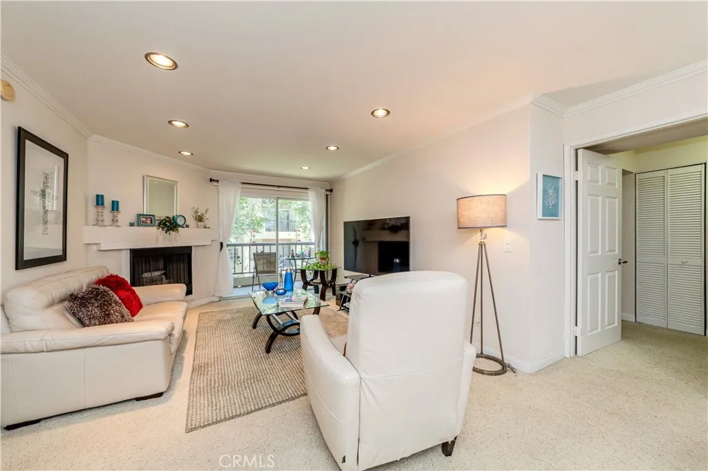 21450 Burbank Boulevard 211, Woodland Hills, California 91367 home-pic-1