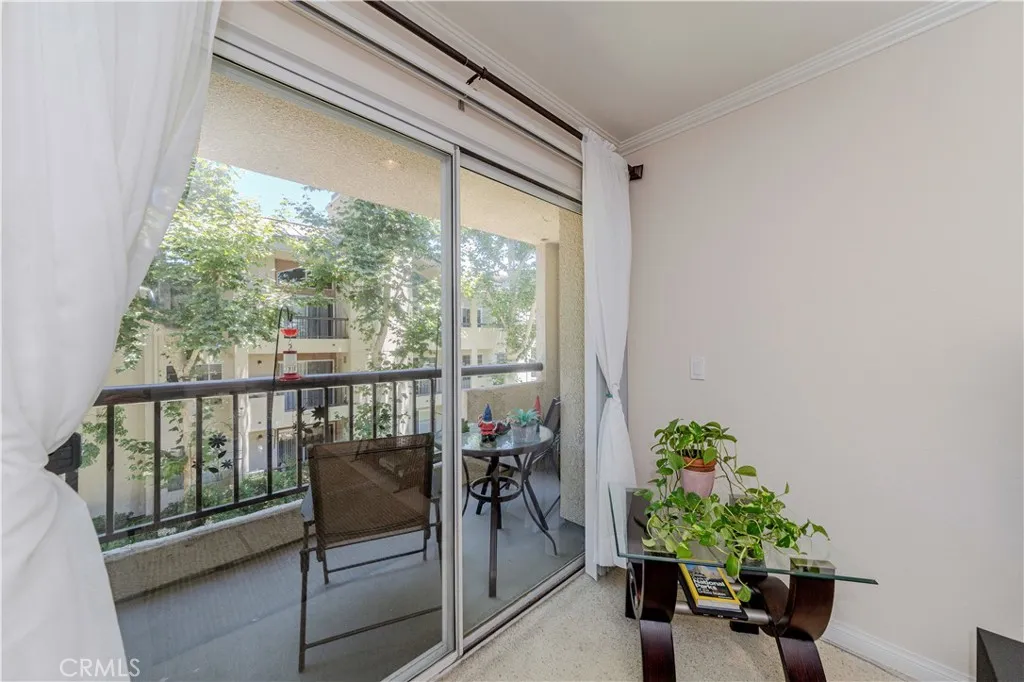 21450 Burbank Boulevard 211, Woodland Hills, California 91367 home-pic-16