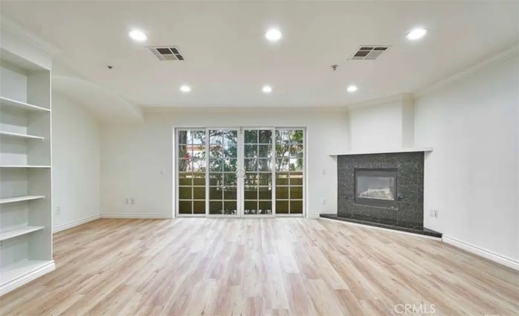 1133 S Hoover Street 102, Los Angeles, California 90006, 2 Bedrooms Bedrooms, ,3 BathroomsBathrooms,Residential Lease,For Rent,Hoover,WS25149115