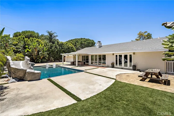 Lush green lawn ideal for play, pets, or outdoor entertaining. Charming DG seating area with picnic bench. Perfect for al fresco dining, or relaxing under the stars.

