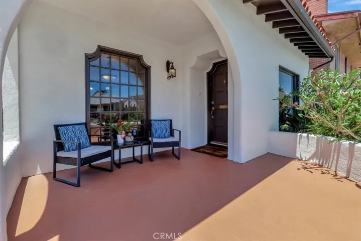 Front porch - enjoy cool ocean breezes and neighborly chats within easy walk to 2nd Street