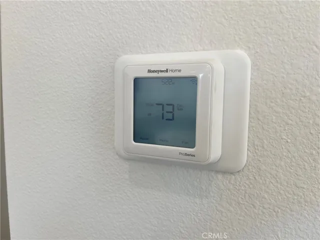 Easy to use Thermostat-Connects to your phone