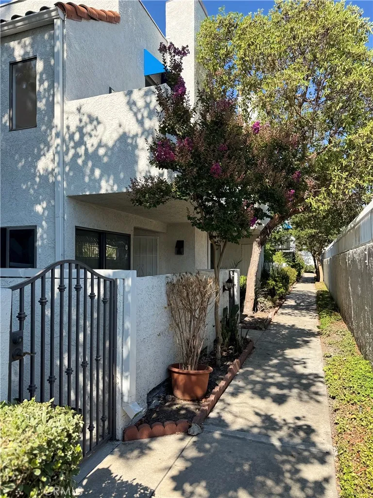 102 Park Shadow Court, Baldwin Park, California 91706, 2 Bedrooms Bedrooms, ,3 BathroomsBathrooms,Residential,For Sale,Park Shadow,CV25149074
