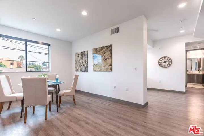 552 N Hobart Boulevard 208, Los Angeles, California 90004
